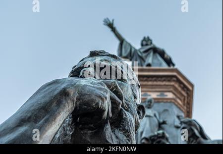 Stadt Trento: Details der Skulpturengruppe, die Dante Alighieri gewidmet ist, vom florentinischen Bildhauer Cesare Zocchi (1851 - 1922) - Italien Stockfoto