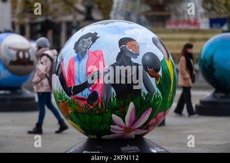 London, Großbritannien. 19. November 2022. 96 Globenskulpturen, die von aufstrebenden Talenten und international anerkannten Künstlern entworfen wurden, werden auf dem Trafalgar Square als Teil von The World Reimagined gezeigt, wobei viele der Kunstwerke die Beziehung Großbritanniens zum transatlantischen Handel mit versklavten Afrikanern untersuchen. 18 Globen werden von Bonhams zur Unterstützung der World Reimagined Art Education vom 17. Bis 25. November 2022 versteigert. Kredit: Stephen Chung / Alamy Live Nachrichten Stockfoto