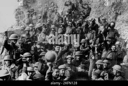 FRANKREICH - 11. November 1918 - US-Soldaten des Regiments 64. feiern Waffenstillstandsabkommen in der Endphase des Ersten Weltkriegs - Foto: Geopix/US Arm Stockfoto
