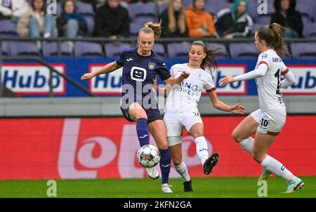 Brüssel, Belgien. 19.. November 2022. Anderlecht Women's Sarah Wijnants und OHL Women's Shari Van Belle im Einsatz während eines Fußballspiels zwischen RSC Anderlecht und OH Leuven am Samstag, dem 19. November 2022 in Brüssel, am 11. Tag des belgischen „Super League“-Fußballwettbewerbs der ersten Liga der Frauen 2022-2023. BELGA FOTO DAVID CATRY Kredit: Belga Nachrichtenagentur/Alamy Live News Stockfoto