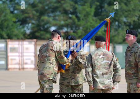 LT. Col. Scott Gale, Kommandant des 2-2 Assault Helicopter Bataillons, übergibt die Bataillonfarben an den ankommenden Kommandofeldwebel Major des Bataillons Command Sgt. Maj. Morgan Evans. Befehl Sgt. Maj Rosendo Henriquez übergab die Verantwortung für das Assault Helicopter Bataillon 2-2 an Command Sgt. Major Morgan Evans. Seit 2019 war er drei Jahre lang für das Bataillon verantwortlich. Befehl Sgt. Maj. Henriquez wurde für seine Zeit und seine Bemühungen im Bataillon mit der Verdienstmedaille der US-Armee ausgezeichnet. Stockfoto