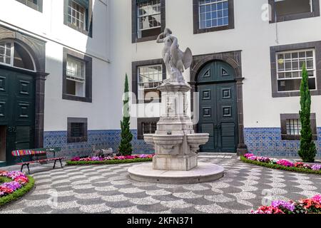 FUNCHAL, PORTUGAL - 20. AUGUST 2021: Dies ist der Innenhof des Stadtpalastes (18.. Jahrhundert), in dem sich das Rathaus befindet. Stockfoto