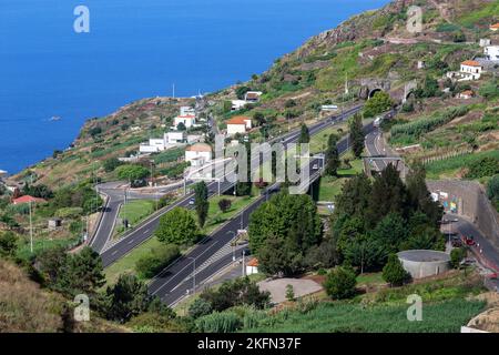 MADEIRA, PORTUGAL - 23. AUGUST 2021: Dies ist ein Blick auf die modernen Autobahnen der Insel, die entlang der bergigen Felsküste liegen. Stockfoto