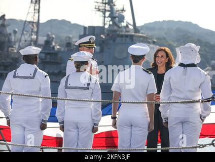 220928-N-FO714-1108 YOKOSUKA, Japan (Sept 28, 2022) Vize-Präsident Kamala Harris trifft sich mit Matrosen, die dem Lenkflugkörper-Zerstörer USS Howard (DDG 83) der Arleigh Burke-Klasse bei einer Schiffsrundfahrt vom 28. September zugewiesen wurden. Die Führung des Vizepräsidenten durch das Schiff und ihre Bemerkungen an US-Dienstmitglieder unterstreichen das anhaltende Engagement der Regierung für ihre Allianzen in der Region. Howard wird zum Kommandanten der Task Force 71/Destroyer Squadron (DESRON) 15, dem größten vorwärtseingesetzten DESRON der Marine und der wichtigsten Surface Force der US 7.-Flotte, ernannt. Stockfoto