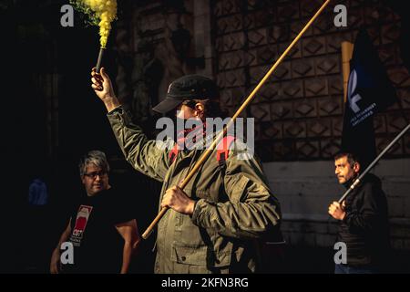 Barcelona, Spanien. 19.. November 2022. Demonstranten marschieren durch Barcelona gegen die NATO und steigende Militärausgaben Kredit: Matthias Oesterle/Alamy Live News Stockfoto