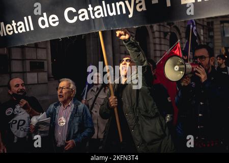 Barcelona, Spanien. 19.. November 2022. Demonstranten marschieren durch Barcelona gegen die NATO und steigende Militärausgaben Kredit: Matthias Oesterle/Alamy Live News Stockfoto