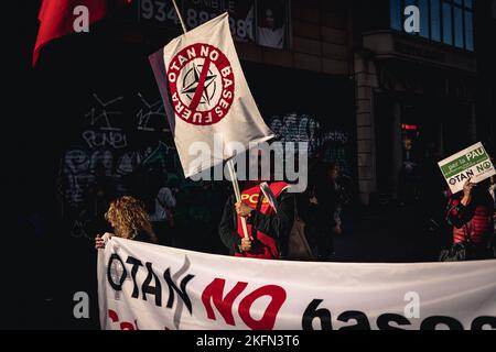 Barcelona, Spanien. 19.. November 2022. Demonstranten marschieren durch Barcelona gegen die NATO und steigende Militärausgaben Kredit: Matthias Oesterle/Alamy Live News Stockfoto