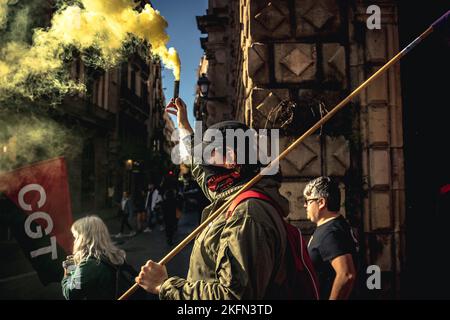 Barcelona, Spanien. 19.. November 2022. Demonstranten marschieren durch Barcelona gegen die NATO und steigende Militärausgaben Kredit: Matthias Oesterle/Alamy Live News Stockfoto