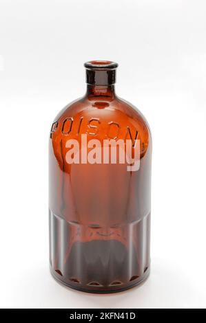 29 Apr 2011 Vintage Sammlung von alten pharmazeutischen Glasflaschen einschließlich einer authentischen Giftflasche aus einem Apotheker-Drogerie-Studio erschossen Kalya Stockfoto