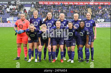 Brüssel, Belgien. 19.. November 2022. Anderlecht Damenspieler mit Justien Odeurs , Marie Minnaert , Silke Vanwynsberghe , Lore Jacobs , Ella Vierendeels , Michelle Colson , Sarah Wijnants , Charlotte Tison , Laura Deloose , Stefania Vatafu und Esther Buabadi im Bild posiert für das Teambild vor einem Fußballspiel zwischen RSC Anderlecht und OH Leuven, Samstag, 19. November 2022 in Brüssel, Am 11. Tag des belgischen „Super League“-Fußballwettbewerbs der ersten Liga der Frauen 2022-2023. BELGA FOTO DAVID CATRY Kredit: Belga Nachrichtenagentur/Alamy Live News Stockfoto