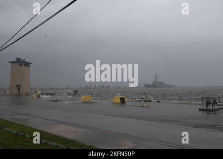 MAYPORT, Florida (Sept 28, 2022) - die USS Jason Dunham (DDG 109) bleibt vor dem Anlegeplatz des Unwetters durch den Unwetter Ian an der Naval Station Mayport, Florida, am 28. September 2022. Jason Dunham ist eines von sechs Schiffen, die aufgrund der planmäßigen Wartungverfügbarkeit bei starkem Wetter festgemacht werden. Stockfoto