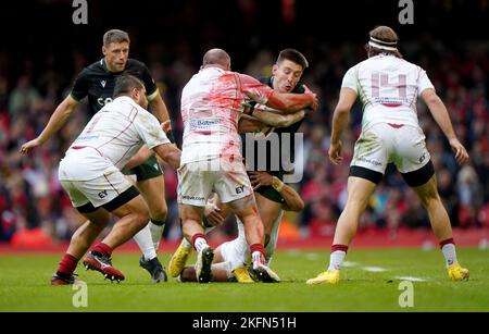 Der walisische Josh Adams (Mitte rechts) wird vom georgischen Giorgi Chkoidze während des Autumn International-Spiels im Fürstentum Stadium in Cardiff angegangen. Bilddatum: Samstag, 19. November 2022. Stockfoto