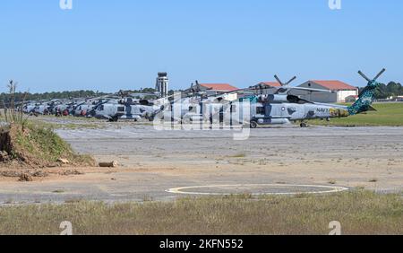 28 MH-60R Seahawk Helicopters, zugewiesen an den Kommandanten des Hubschrauber-Seestreikflügels Atlantic, führen Hurrevac auf der Maxwell Air Force Base, Alabama, am 28. September 2022 aus. Die Einheiten kamen von der Naval Air Station Jacksonville und der Naval Station Mayport aus, um sich auf den Landfall durch den Sturzprefall durch den Sturzflugkanat Ian vorzubereiten. Stockfoto