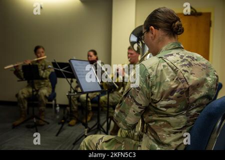 Soldaten, die der Infanterie-Division-Band 3. zugewiesen wurden, spielen vor einer Zeremonie zur Himmelfahrt der Stola für den Kaplan (LT. Kol.) John E. Scott in der Marne Chapel in Fort Stewart, Georgia, 28. September 2022. Bei der Zeremonie wurde Scott offiziell als neuer Divisionskaplan für die ID 3. anerkannt. Stockfoto