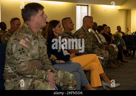 Verehrte Gäste und Familien hören sich eine Rede des Kaplan (Col.) an. Michael F. McDonald, der Kommandoplan der Infanterie-Division 3., Fort Stewart und des Flugfelds der Hunter Army, während einer Zeremonie zur Himmelfahrt der Stola für den Kaplan (LT. Kol.) John E. Scott, der neue Divisionskaplan für die ID 3., in der Marne Chapel in Fort Stewart, Georgia, 28. September 2022. McDonald amtierte die Zeremonie und überreichte Scott eine Stola, um ihn formell als Kaplan der Marne-Division anzuerkennen. Stockfoto