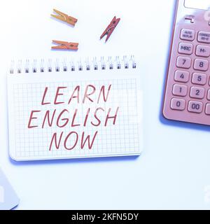 Textunterschrift Präsentation Englisch jetzt lernen. Geschäftsvorführung Erlernen oder Erlernen von englischkenntnissen und -Fertigkeiten Stockfoto
