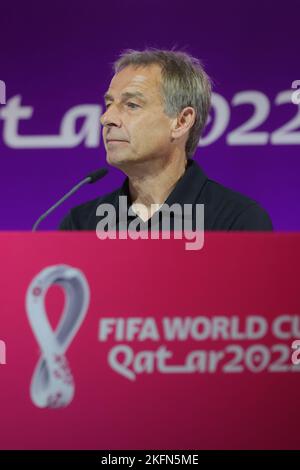 JŸrgen Klinsmann legendäres Mitglied der Technical Study Group bei der TSG-Pressekonferenz im Main Media Center, Doha, am 19. November 2022. Foto von Peter Dovgan. Nur zur redaktionellen Verwendung, Lizenz für kommerzielle Nutzung erforderlich. Keine Verwendung bei Wetten, Spielen oder Veröffentlichungen einzelner Clubs/Vereine/Spieler. Kredit: UK Sports Pics Ltd/Alamy Live Nachrichten Stockfoto