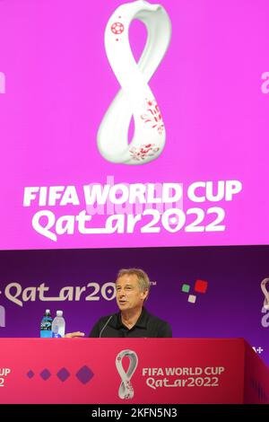 JŸrgen Klinsmann legendäres Mitglied der Technical Study Group bei der TSG-Pressekonferenz im Main Media Center, Doha, am 19. November 2022. Foto von Peter Dovgan. Nur zur redaktionellen Verwendung, Lizenz für kommerzielle Nutzung erforderlich. Keine Verwendung bei Wetten, Spielen oder Veröffentlichungen einzelner Clubs/Vereine/Spieler. Kredit: UK Sports Pics Ltd/Alamy Live Nachrichten Stockfoto