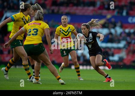 Die neuseeländische Apii Nicholls fährt mit dem Ball während des Women's Rugby League World Cup Finales 2021 zwischen Australien und Neuseeland am Samstag, 19.. November 2022, in Old Trafford, Manchester, nach vorne. (Foto: Trevor Wilkinson | MI News) Credit: MI News & Sport /Alamy Live News Stockfoto