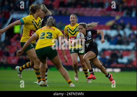 Die neuseeländische Apii Nicholls fährt mit dem Ball während des Women's Rugby League World Cup Finales 2021 zwischen Australien und Neuseeland am Samstag, 19.. November 2022, in Old Trafford, Manchester, nach vorne. (Foto: Trevor Wilkinson | MI News) Credit: MI News & Sport /Alamy Live News Stockfoto