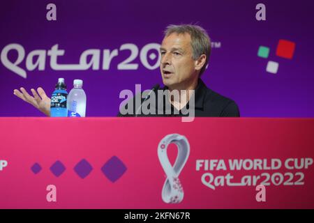 JŸrgen Klinsmann legendäres Mitglied der Technical Study Group bei der TSG-Pressekonferenz im Main Media Center, Doha, am 19. November 2022. Foto von Peter Dovgan. Nur zur redaktionellen Verwendung, Lizenz für kommerzielle Nutzung erforderlich. Keine Verwendung bei Wetten, Spielen oder Veröffentlichungen einzelner Clubs/Vereine/Spieler. Kredit: UK Sports Pics Ltd/Alamy Live Nachrichten Stockfoto