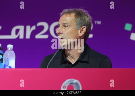 JŸrgen Klinsmann legendäres Mitglied der Technical Study Group bei der TSG-Pressekonferenz im Main Media Center, Doha, am 19. November 2022. Foto von Peter Dovgan. Nur zur redaktionellen Verwendung, Lizenz für kommerzielle Nutzung erforderlich. Keine Verwendung bei Wetten, Spielen oder Veröffentlichungen einzelner Clubs/Vereine/Spieler. Kredit: UK Sports Pics Ltd/Alamy Live Nachrichten Stockfoto