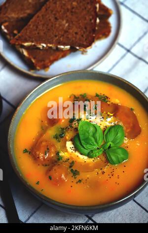 Kürbiskarottensuppe mit Fleischbällchen in einer Schüssel. Herbstmenü. Stockfoto