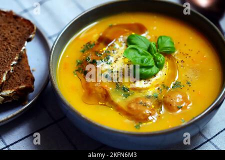 Kürbiskarottensuppe mit Fleischbällchen in einer Schüssel. Herbstmenü. Stockfoto