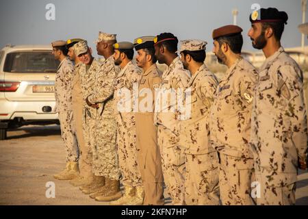 US-Marineinfanteristen mit 3. Bataillons, 5. Marineregiment und Soldaten der Präsidentengarde der Vereinigten Arabischen Emirate begrüßen angesehene Gäste und Besucher während der Übung Intrepid Maven 22,4, 28. September 2022. Intrepid Maven ist eine bilaterale Übung zwischen US- und VAE-Streitkräften, um unsere Beziehungen zu alliierten Nationen im Einsatzgebiet von CENTCOM zu trainieren und zu stärken. Stockfoto
