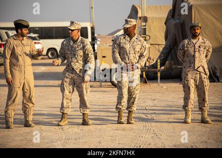 US-Marineinfanteristen mit 3. Bataillons, 5. Marineregiment und Soldaten der Präsidentengarde der Vereinigten Arabischen Emirate begrüßen angesehene Gäste und Besucher während der Übung Intrepid Maven 22,4, 28. September 2022. Intrepid Maven ist eine bilaterale Übung zwischen US- und VAE-Streitkräften, um unsere Beziehungen zu alliierten Nationen im Einsatzgebiet von CENTCOM zu trainieren und zu stärken. Stockfoto