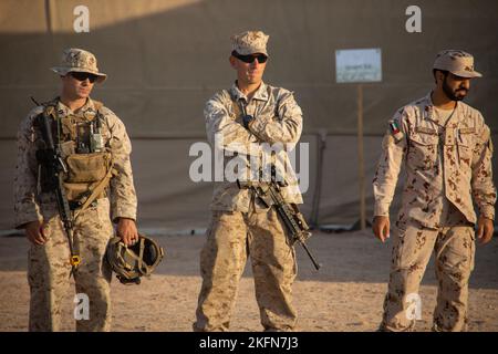 US-Marineinfanteristen mit 3. Bataillons, 5. Marineregiment und Soldaten der Präsidentengarde der Vereinigten Arabischen Emirate begrüßen angesehene Gäste und Besucher während der Übung Intrepid Maven 22,4, 28. September 2022. Intrepid Maven ist eine bilaterale Übung zwischen US- und VAE-Streitkräften, um unsere Beziehungen zu alliierten Nationen im Einsatzgebiet von CENTCOM zu trainieren und zu stärken. Stockfoto