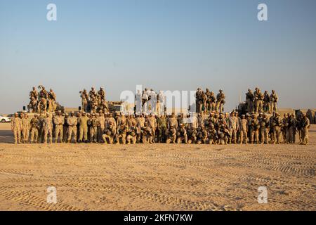 US-Marineinfanteristen mit 3. Bataillons, 5. Marineregiment und Soldaten der Präsidentengarde der Vereinigten Arabischen Emirate posieren für ein Foto mit angesehenen Gästen und Besuchern während der Übung Intrepid Maven 22,4, 28. September 2022. Intrepid Maven ist eine bilaterale Übung zwischen US- und VAE-Streitkräften, um unsere Beziehungen zu alliierten Nationen im Einsatzgebiet von CENTCOM zu trainieren und zu stärken. Stockfoto