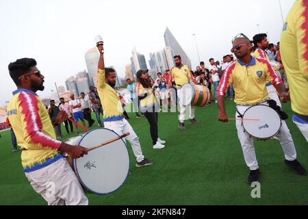 Doha, Katar. 19.. November 2022. Fußball, Vorbereitung auf die WM in Katar, Trommler feiern beim Fan Fest. Quelle: Tom Weller/dpa/Alamy Live News Stockfoto