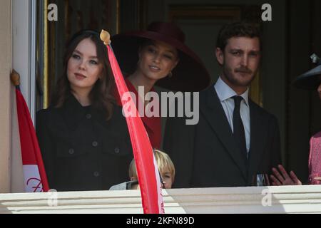 Pierre Casiraghi, Prinzessin Alexandra von Hannover, Beatrice Borromeo und Stefano Casiraghi nehmen an der Parade auf dem Palastbalkon während der Feier zum Nationalfeiertag am 19. November 2022 in Monaco Ville, Fürstentum Monaco, Teil. Foto von Marco Piovanotto/IPA - KEINE BOULEVARDBLÄTTER Stockfoto