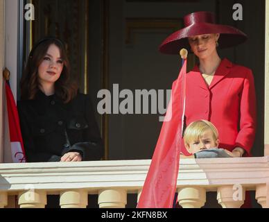 Prinzessin Alexandra von Hannover, Beatrice Borromeo, Stefano Casiraghi nehmen an der Parade auf dem Palastbalkon Teil, während der Feierlichkeiten zum Nationalfeiertag am 19. November 2022 in Monaco Ville, Fürstentum Monaco. Foto von Marco Piovanotto/IPA - KEINE BOULEVARDBLÄTTER Stockfoto