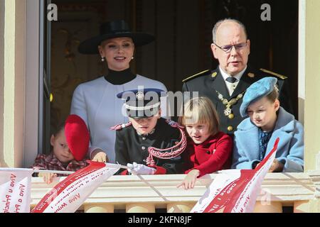 Prinz Albert II. Von Monaco, Prinzessin Charlene von Monaco, die kleinen Fürsten Gabriella und Jacques von Monaco nehmen an der Parade auf dem Palastbalkon Teil, während der Feierlichkeiten zum Nationalfeiertag am 19. November 2022 in Monaco Ville, Fürstentum Monaco. Foto von Marco Piovanotto/IPA - KEINE BOULEVARDBLÄTTER Stockfoto