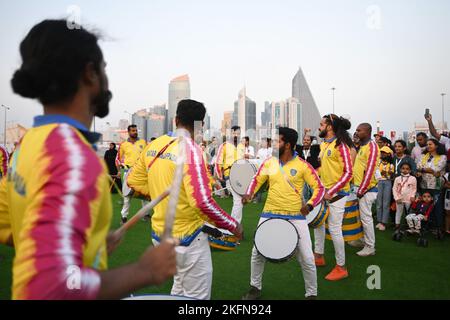 Doha, Katar. 19.. November 2022. Fußball, Vorbereitung auf die WM in Katar, Trommler feiern beim Fan Fest. Kredit: Robert Michael/dpa/Alamy Live Nachrichten Stockfoto