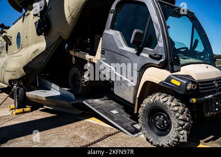 Ausrüstung und Fracht der Bravo Company, 1. Bataillon, 111. Aviation Regiment, Mississippi Army National Guard, wird auf einen CH-47 Chinook Hubschrauber in Meridian, Mississippi, verladen, 29. September 2022. Etwa 20 Soldaten und Luftmänner der Mississippi Nationalgarde entsöhnen sich nach Florida, um nach dem US-amerikanischen „The River of the River“ bei der Notfallreaktion zu helfen. Stockfoto