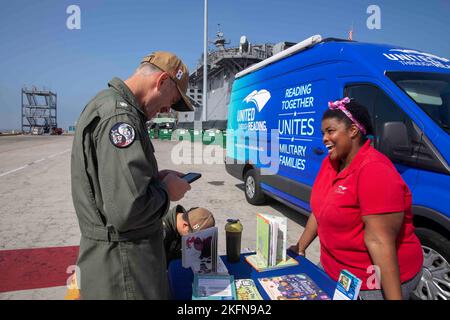 SAN DIEGO (Sept 28, 2022) – der Koordinator von United Through Reading (UTR), Penny Latrud-Samons, rechts, erklärt Cmdr den UTR-Prozess. Donald Emerson, Luftboss des amphibischen Sturmschiffs USS Makin Island (LHD 8), Sept. 28. United Through Reading ist eine Organisation, die den Mitgliedern des Dienstes hilft, während des Einsatzes mit ihren Kindern in Verbindung zu bleiben und die Alphabetisierung durch Militärheime im ganzen Land zu verbreiten. Makin Island wird in San Diego heimisch. Stockfoto