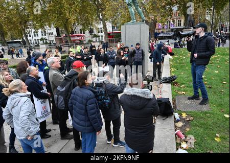 Parliament Square, London, Großbritannien. 19. November 2022: Demonstranten fordern Gerechtigkeit für Lola und Emily, die von illegalen Einwanderern getötet wurden, London, Großbritannien. Quelle: Siehe Li/Picture Capital/Alamy Live News Stockfoto