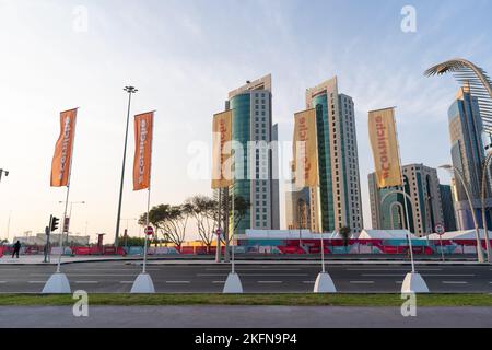 Werbeflaggen der FIFA Fußball-Weltmeisterschaft Katar 2022 in Doha, Katar. Stockfoto