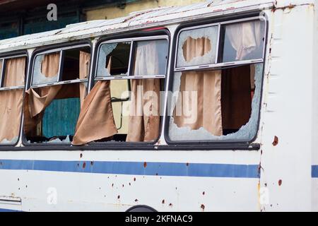 Zerbrochene, beschießte, zerbrochene Busfenster während des Krieges Stockfoto
