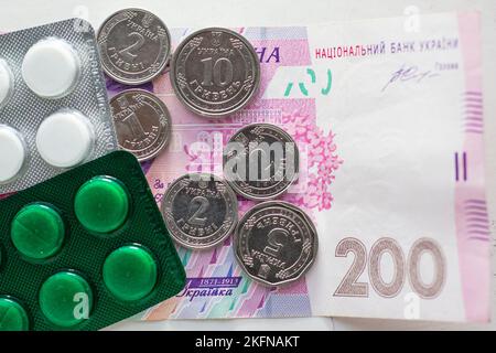 Ukrainisches Geld mit Kopeken und Medikamenten aus der Nähe Stockfoto