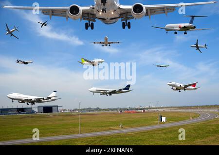 Flugreisen - Flugzeug-Verkehr am Flughafen während der Rush hour Stockfoto