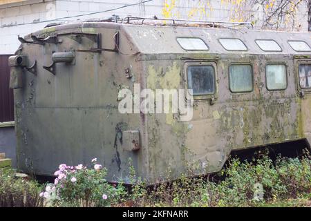 Ein alter, schäbiger Wohnwagen aus der Nähe Stockfoto