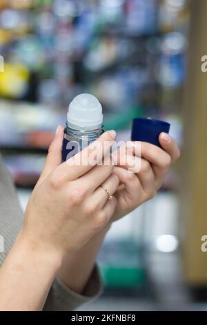 Weibliche Hände halten Deodorant Stockfoto