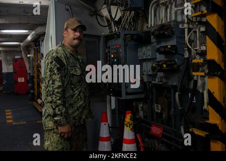 220928-N-KU796-1114 CORONADO, Kalifornien, (Sept 28, 2022) der US Navy Electrician's Mate 2. Class Mark Weinreich aus Riverside, Kalifornien, führt Fehlersuche in einem Waffenaufzug in der Hangarbucht des Flugzeugträgers USS Nimitz (CVN 68) durch. Nimitz ist im Hafen und bereitet sich auf den zukünftigen Betrieb vor. Stockfoto