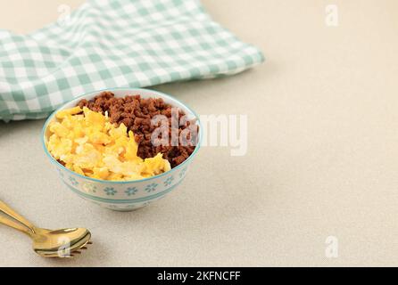 Tori Soboro Don, Dampfreis-Topping mit Rührei und gehacktem Huhn, beliebtes japanisches Donburi-Menü, Textkopie Stockfoto