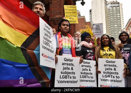 London, England, Großbritannien. 19.. November 2022. Demonstranten versammelten sich vor der Botschaft von Katar in London, um gegen Katars Sexismus, Homophobie, Rassismus und erzwungene Konversion von LGBTs zu protestieren, die vor der WM von Katar stattfand. Und die Gleichstellung von Frauen und Wanderarbeitnehmern zu unterstützen. (Bild: © Thomas Krych/ZUMA Press Wire) Stockfoto