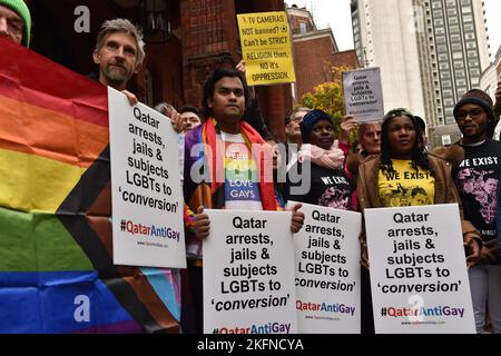 London, England, Großbritannien. 19.. November 2022. Demonstranten versammelten sich vor der Botschaft von Katar in London, um gegen Katars Sexismus, Homophobie, Rassismus und erzwungene Konversion von LGBTs zu protestieren, die vor der WM von Katar stattfand. Und die Gleichstellung von Frauen und Wanderarbeitnehmern zu unterstützen. (Bild: © Thomas Krych/ZUMA Press Wire) Stockfoto